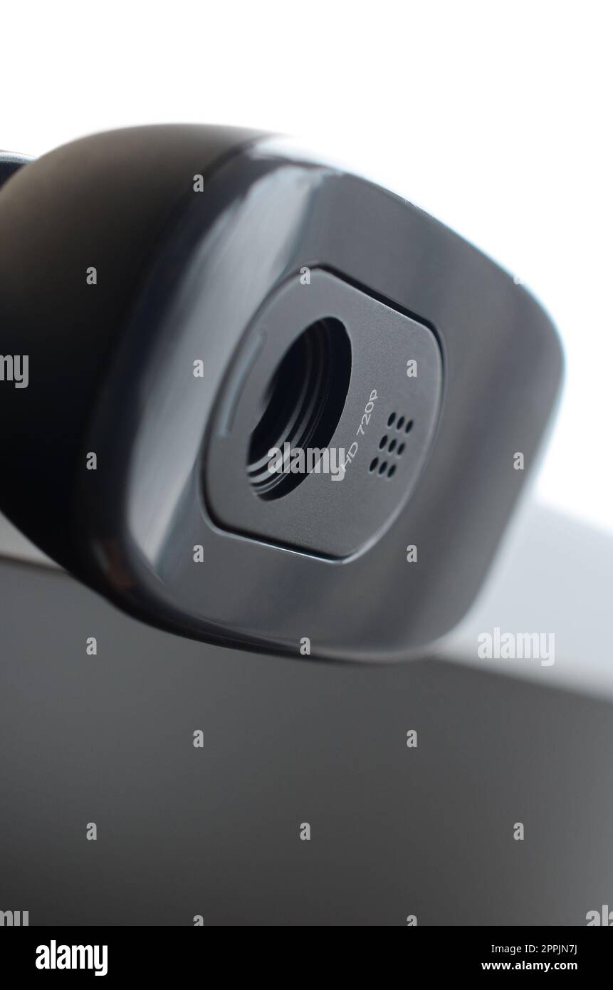 Eine moderne Webkamera ist auf dem Gehäuse eines Flachbildschirms installiert. Gerät für die Videokommunikation und die Aufnahme von qualitativ hochwertigen Videos Stockfoto