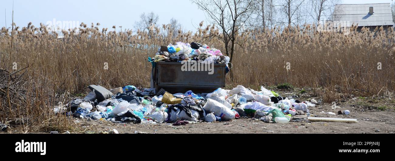 Die Mülltonne ist mit Müll und Abfall verpackt. Vorzeitige Beseitigung von Müll in bewohnten Gebieten Stockfoto