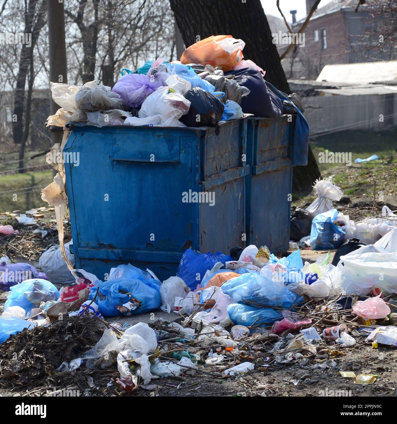 Die Mülltonne ist mit Müll und Abfall verpackt. Vorzeitige Beseitigung von Müll in bewohnten Gebieten Stockfoto