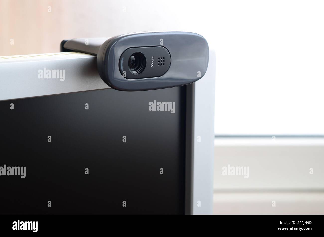 Eine moderne Webkamera ist auf dem Gehäuse eines Flachbildschirms installiert. Gerät für die Videokommunikation und die Aufnahme von qualitativ hochwertigen Videos Stockfoto