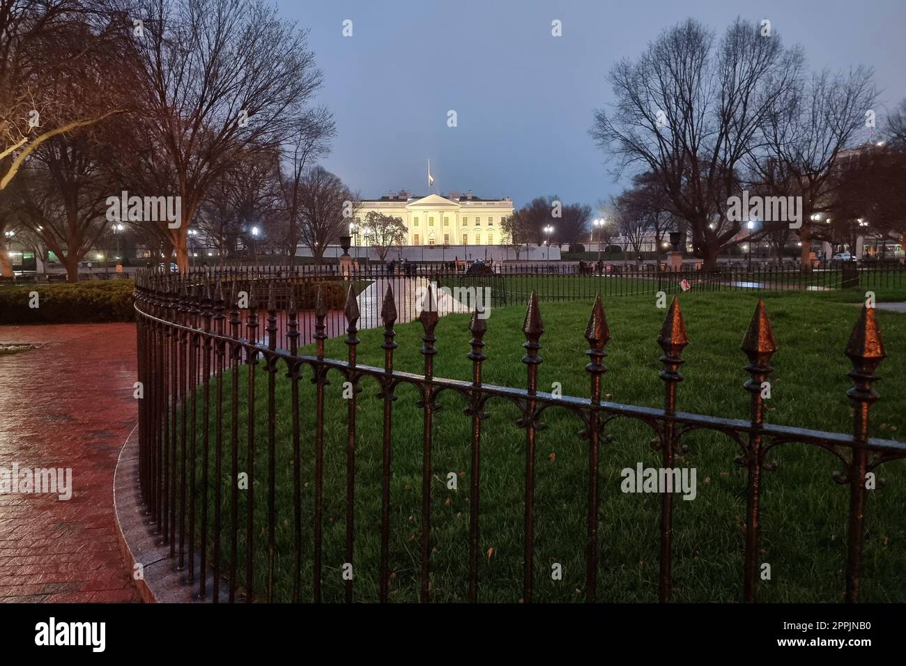 Blick auf das Weiße Haus vom Lafayette Square Park am Abend Stockfoto