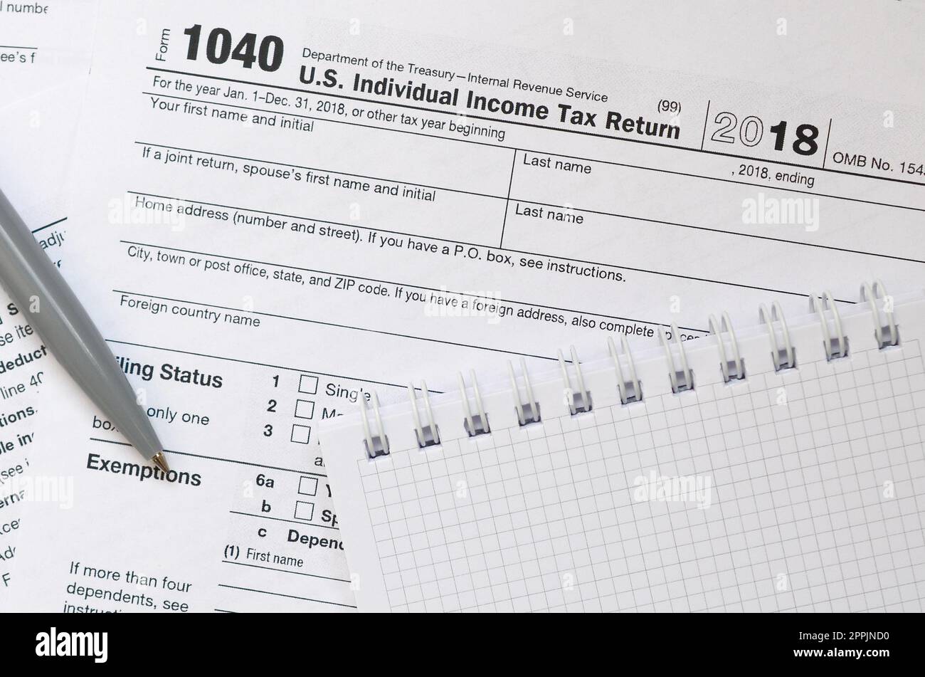 Der Stift und das Notizbuch liegen auf der Steuerform 1040 US-Amerikanische Individuelle Einkommenssteuererklärung. Die Zeit, Steuern zu zahlen Stockfoto