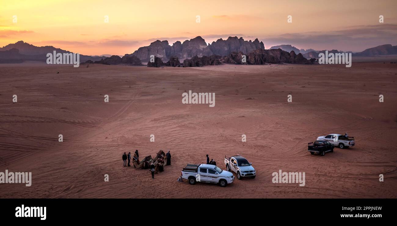Touristen in der wadi Rum Wüste bei Sonnenuntergang Stockfoto