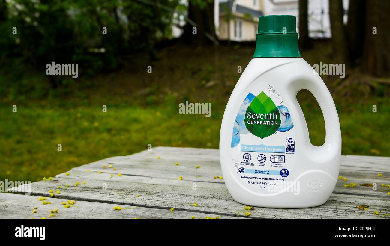 NORWALK, CT, USA - 22. APRIL 2023: Waschmittel der siebten Generation auf dem Tisch im Freien Stockfoto