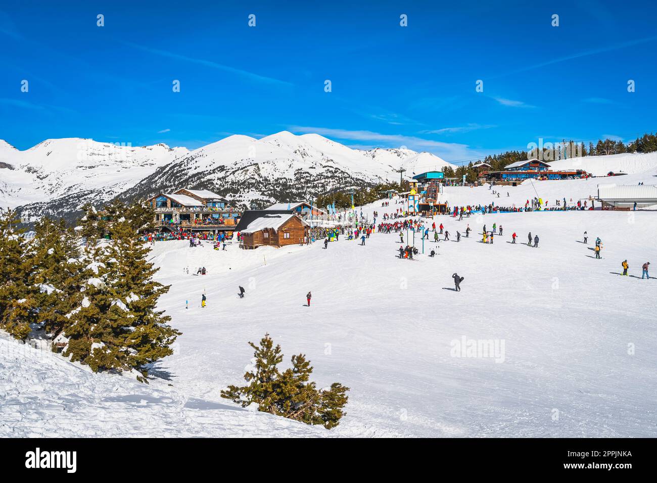 El Tarter Haupttreffpunkt mit Bars, Restaurants und Skiliften, Andorra Stockfoto