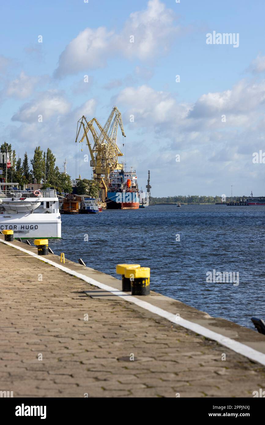 Wanderweg, Chrobrego Boulevard am Fluss Odra, Blick auf den Hafen von Szczecin und Stettiner Werft, Stettin, Polen Stockfoto