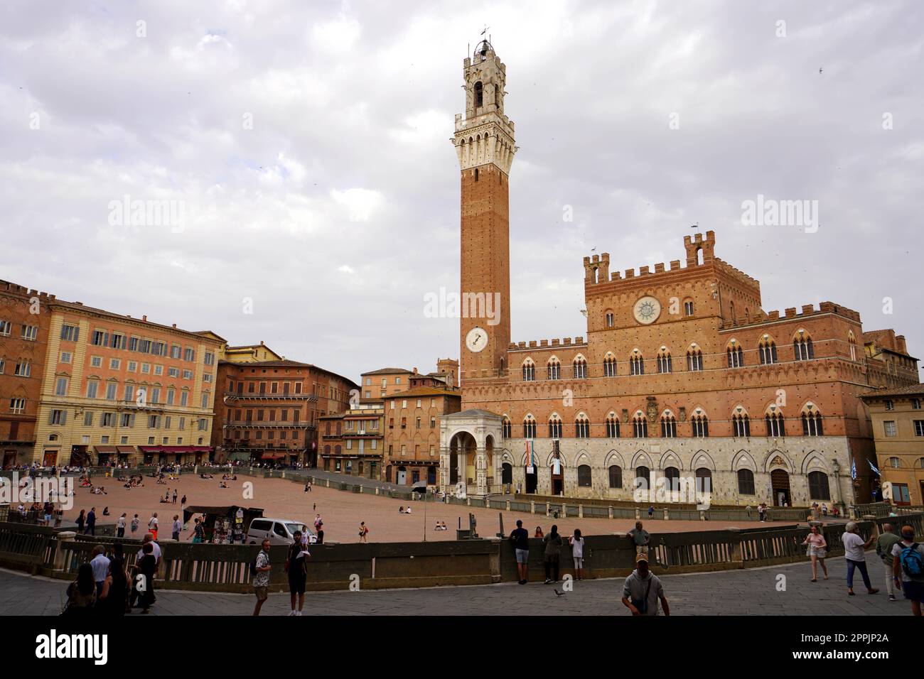 SIENA, ITALIEN - 22. JUNI 2022: Palazzo Pubblico und Torre del Mangia Turm im historischen Zentrum von Siena bei Sonnenuntergang, Toskana, Italien Stockfoto