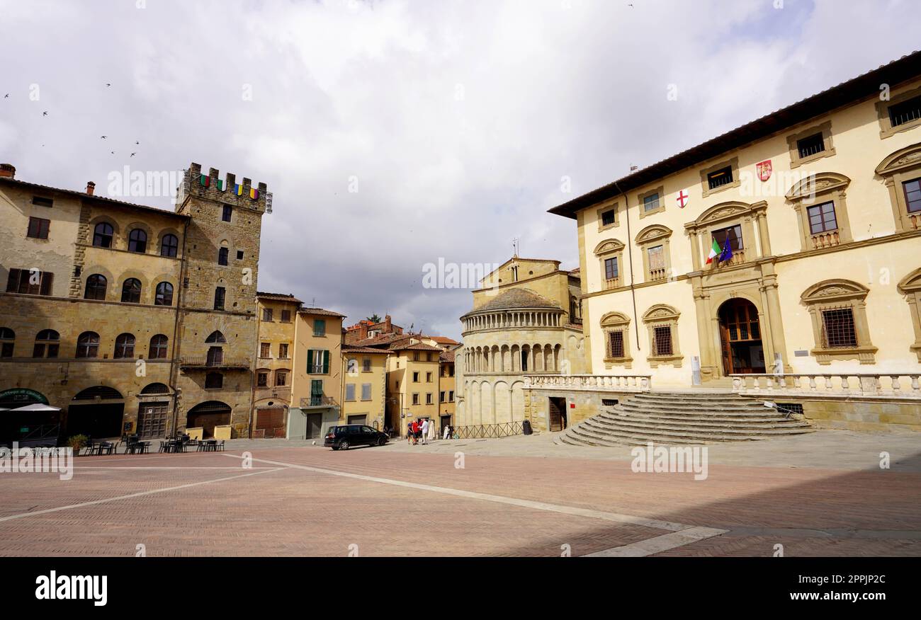 AREZZO, ITALIEN - 24. JUNI 2022: Piazza Grande Square in Arezzo, Toskana, Italien Stockfoto