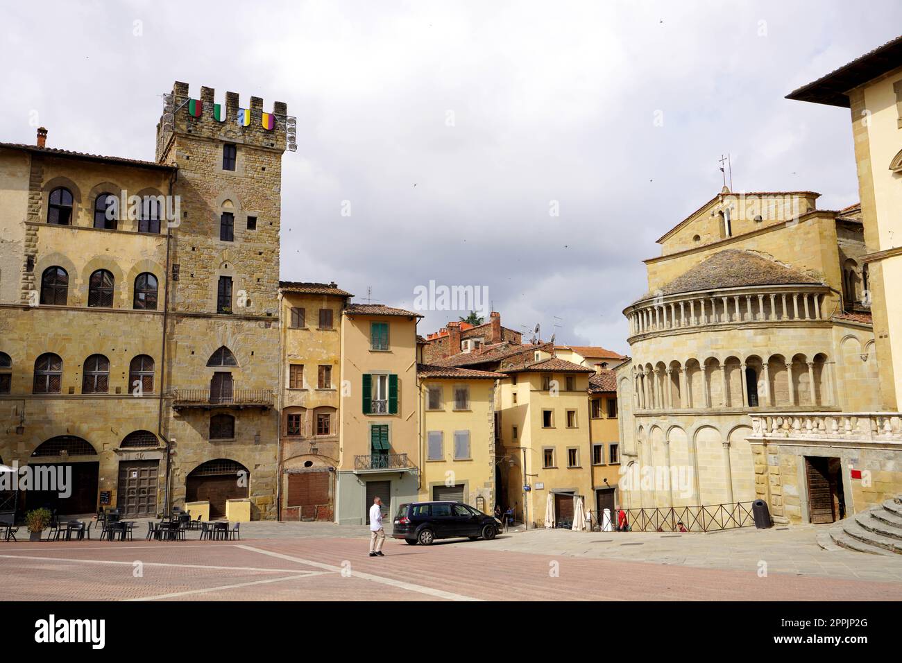 AREZZO, ITALIEN - 24. JUNI 2022: Piazza Grande Square in Arezzo, Toskana, Italien Stockfoto