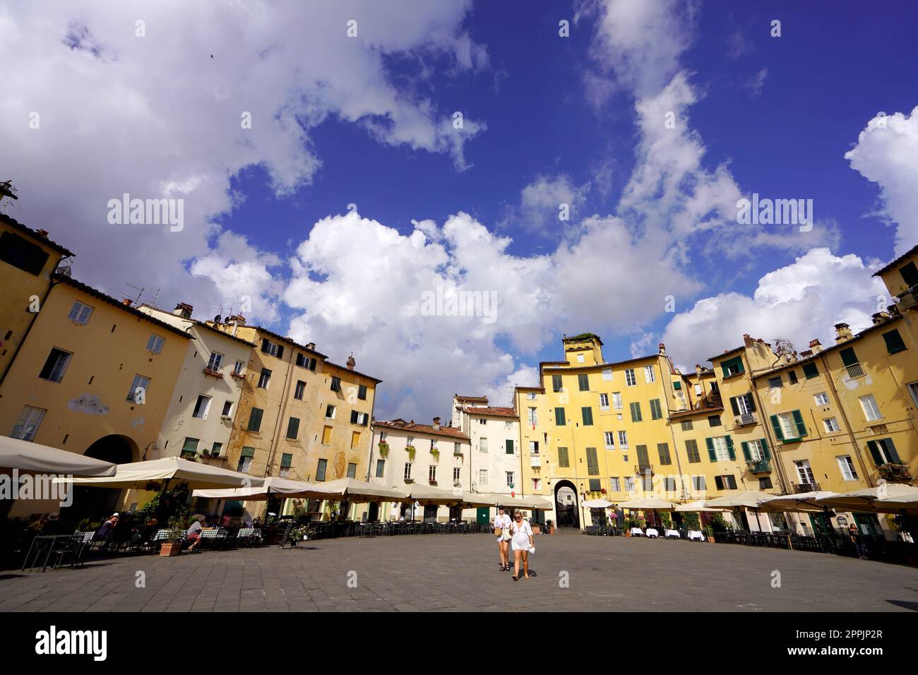 LUCCA, ITALIEN - 25. JUNI 2022: Piazza dell'Anfiteatro Square in Lucca, Toskana, Italien Stockfoto