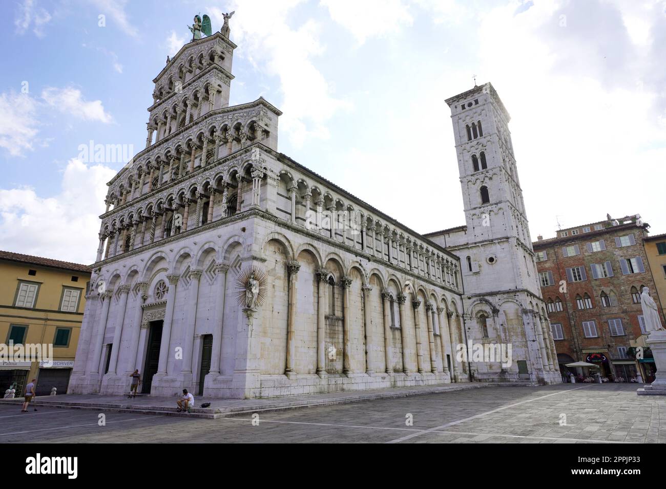 LUCCA, ITALIEN - 25. JUNI 2022: Kirche San Michele in der Basilika Foro in Lucca, Toskana, Italien Stockfoto