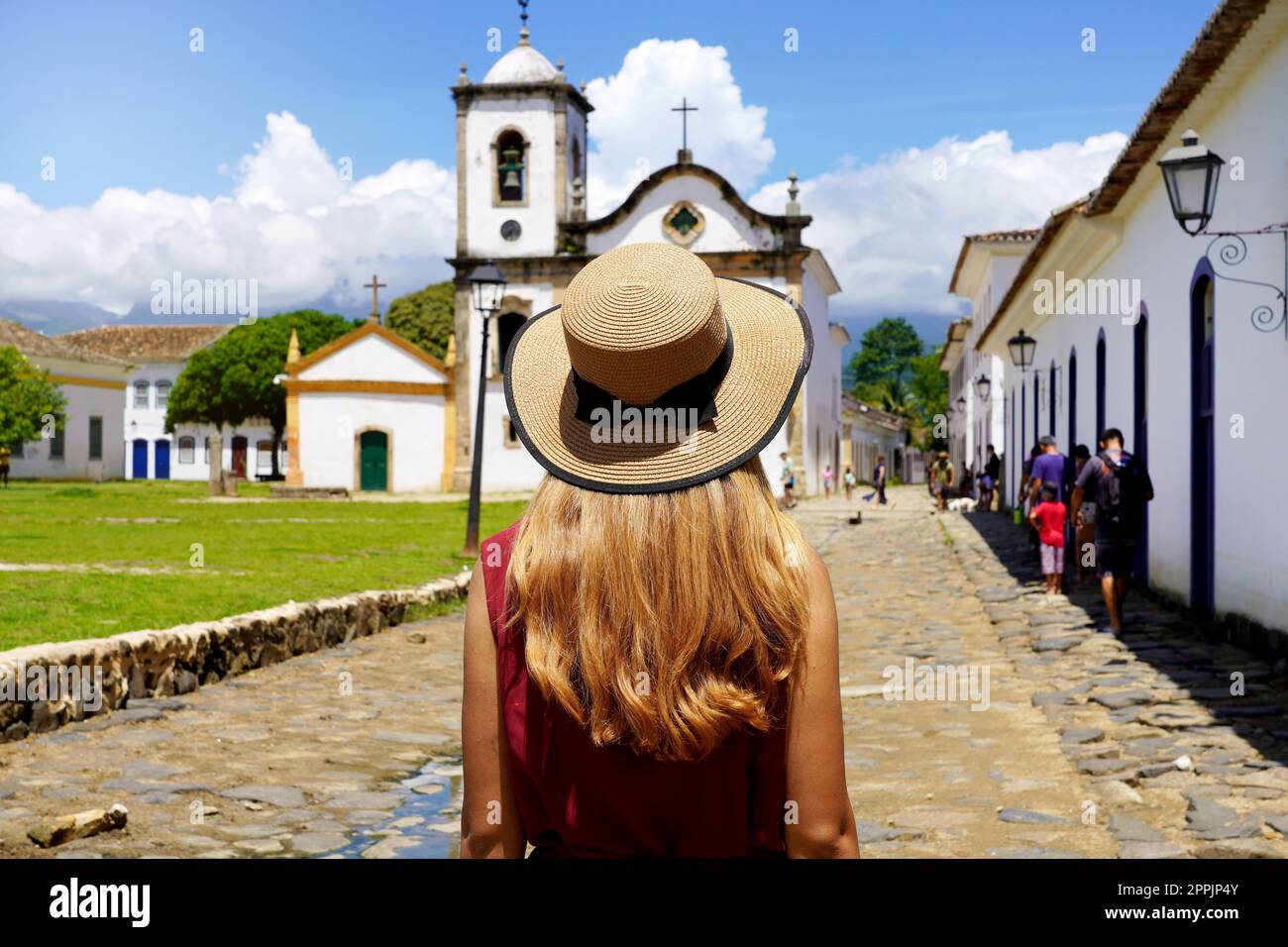 Tourismus in Brasilien. Junge Frau, die die historische Stadt Paraty, das UNESCO-Weltkulturerbe, Rio de Janeiro, Brasilien, besucht. Stockfoto