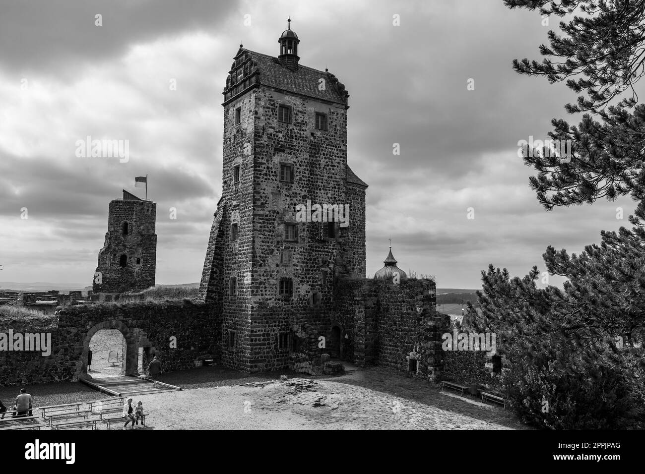 BURG STOLPEN, DEUTSCHLAND - 28. AUGUST 2022: Mittelalterliche Festung auf einem Basaltberg. Sachsen. Schwarz auf Weiß. Stockfoto