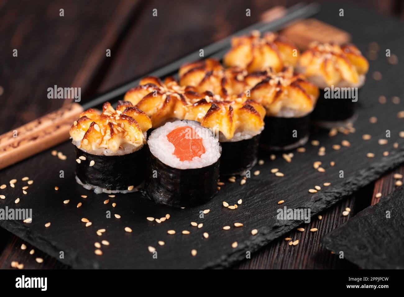 Japanisches warmes Maki-Roll-Sushi mit Lachs - asiatisches Speisenkonzept Stockfoto
