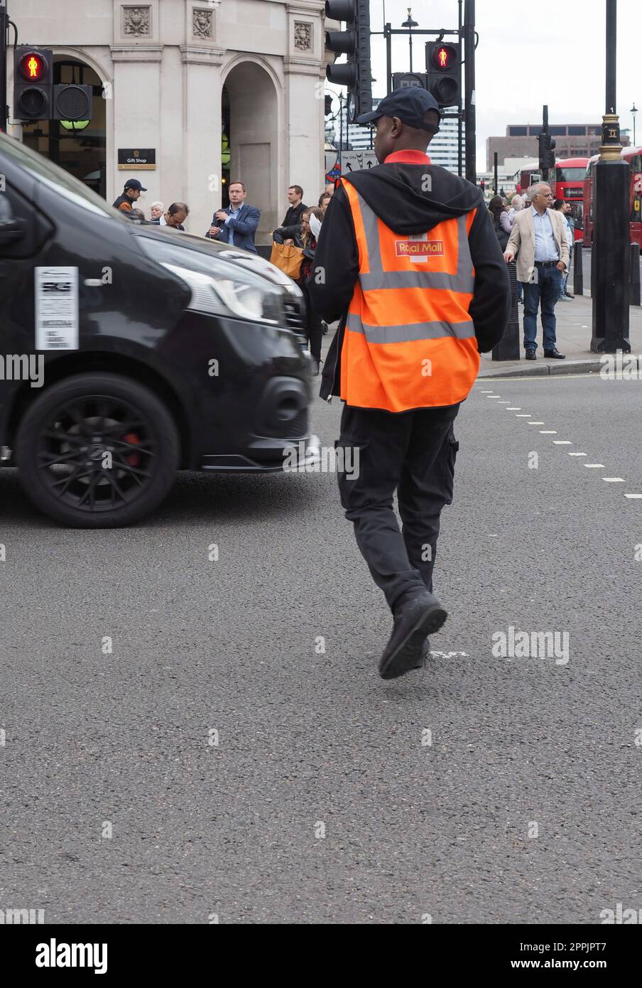 Der Postbote von Royal Mail liefert Post in London Stockfoto