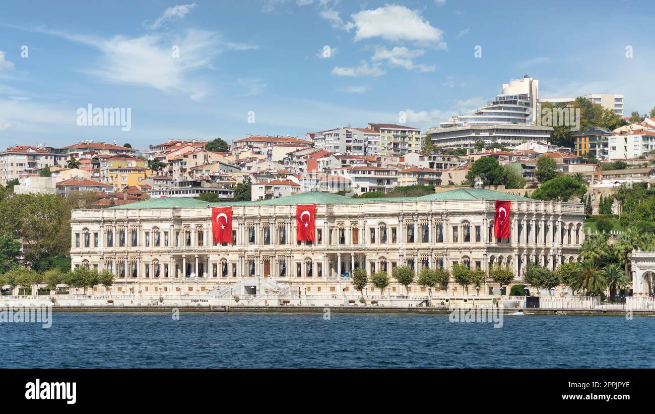 Dolmabahce Palace oder Dolmabahce Sarayi, im Besiktas-Viertel, Bosporus, Istanbul, Türkei Stockfoto