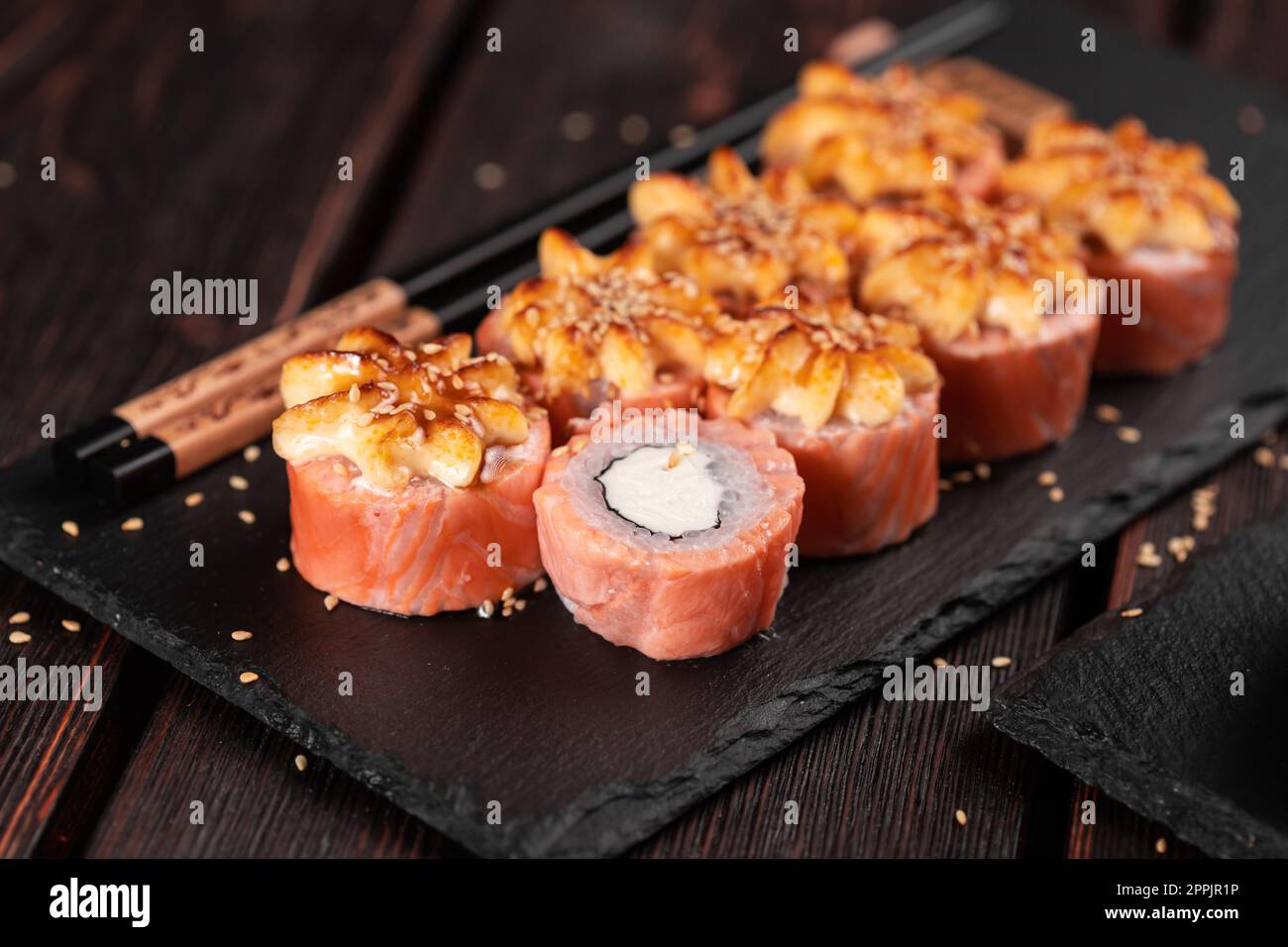 Sushi Roll philadelphia mit Lachs und Frischkäse auf schwarzem Hintergrund aus nächster Nähe. Sushi-Menü. Japanisches Speisekonzept Stockfoto