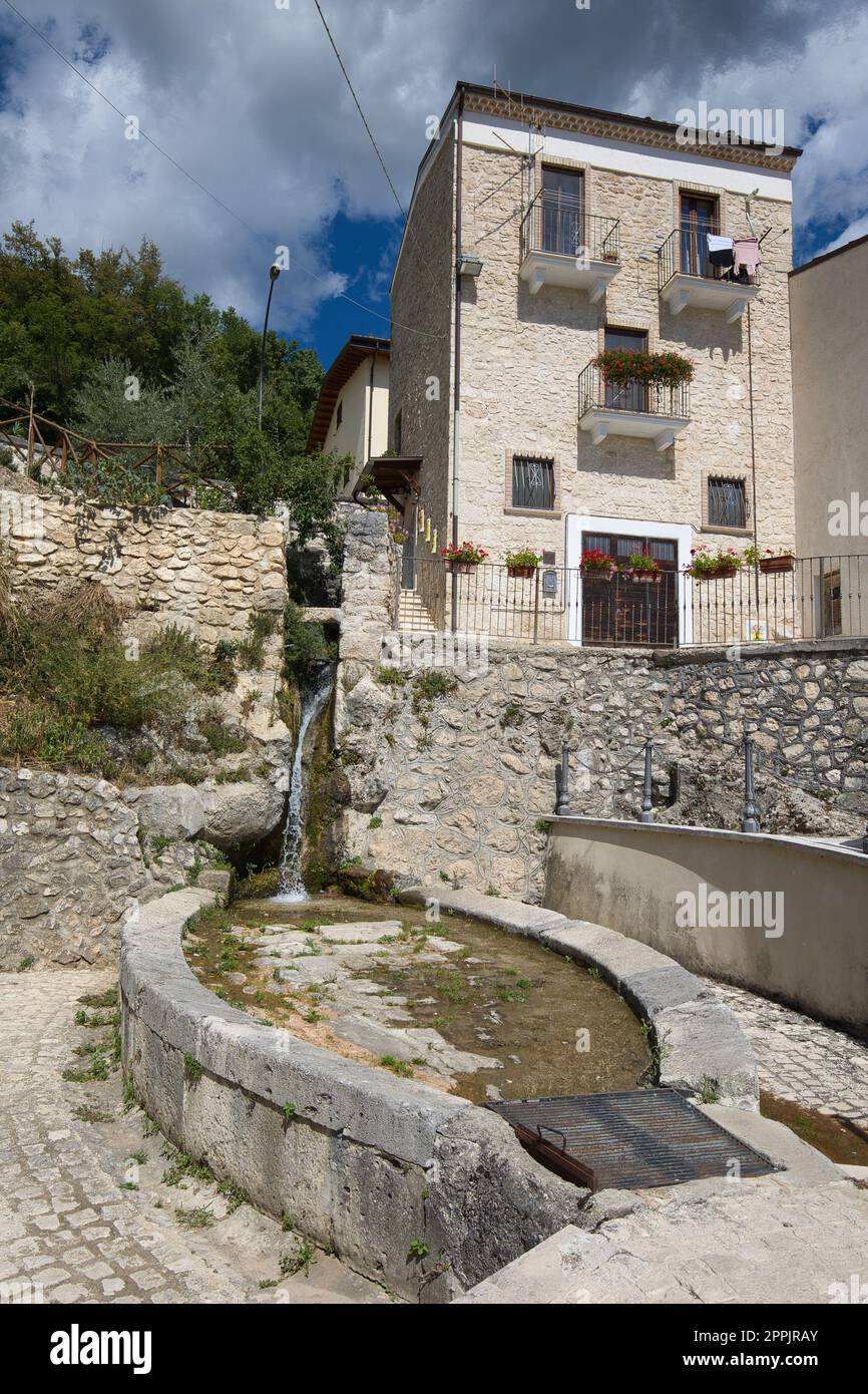 Die alte öffentliche Wäscherei 'I Canaje' in Pacentro, ein charmantes Dorf in den italienischen Abruzzen. Stockfoto