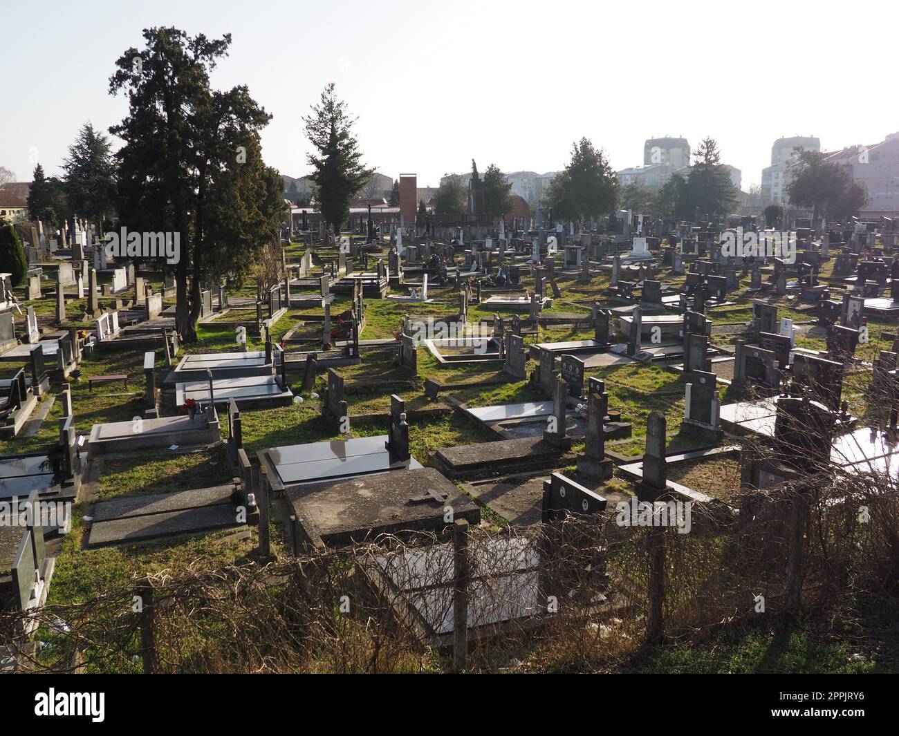 Sremska Mitrovica, Serbien, 25. Februar 2021. Christliche Stadt, moderner Friedhof. Gräber mit Steindenkmälern und Kreuzen. Grabsteine aus Granit. Krypta oder Kapelle. Beerdigungs- oder Halloween-Thema Stockfoto