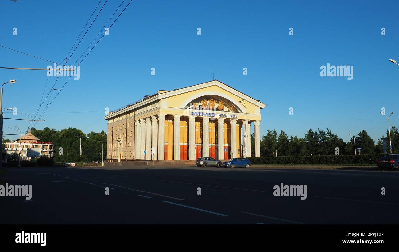 Das Musical Theater der Republik Karelien ist ein Staatstheater in Petrozavodsk. Die Leute laufen. Die Autos fahren am Kirov Square entlang. Ein Auto fährt an der Karl-Marx-Straße vorbei. Blauer Himmel. 3. August 2022 Stockfoto
