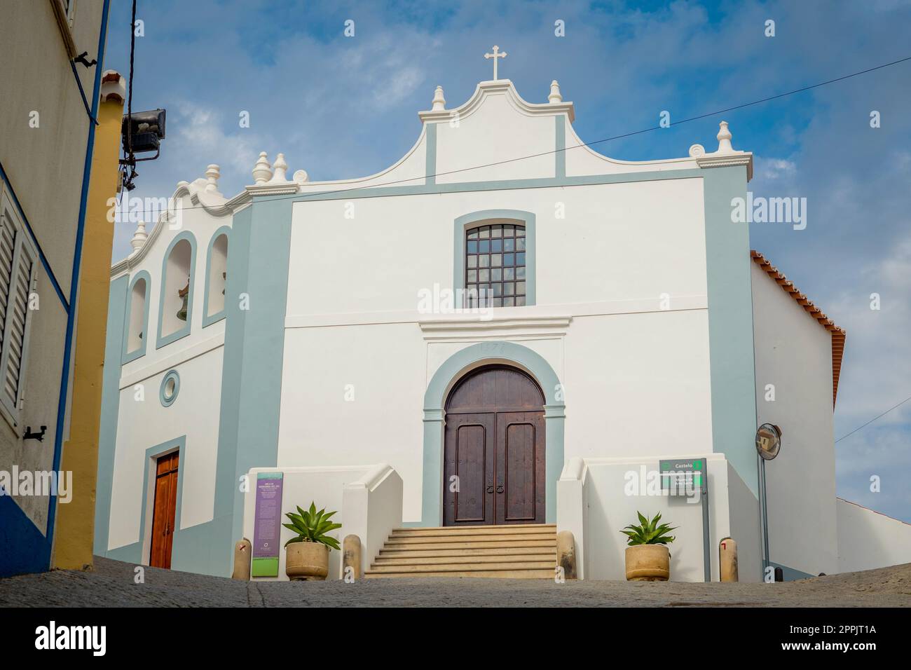 Blick auf Igreja da Misericordia, die Kirche Aljezur an der Algarve, Portugal Stockfoto