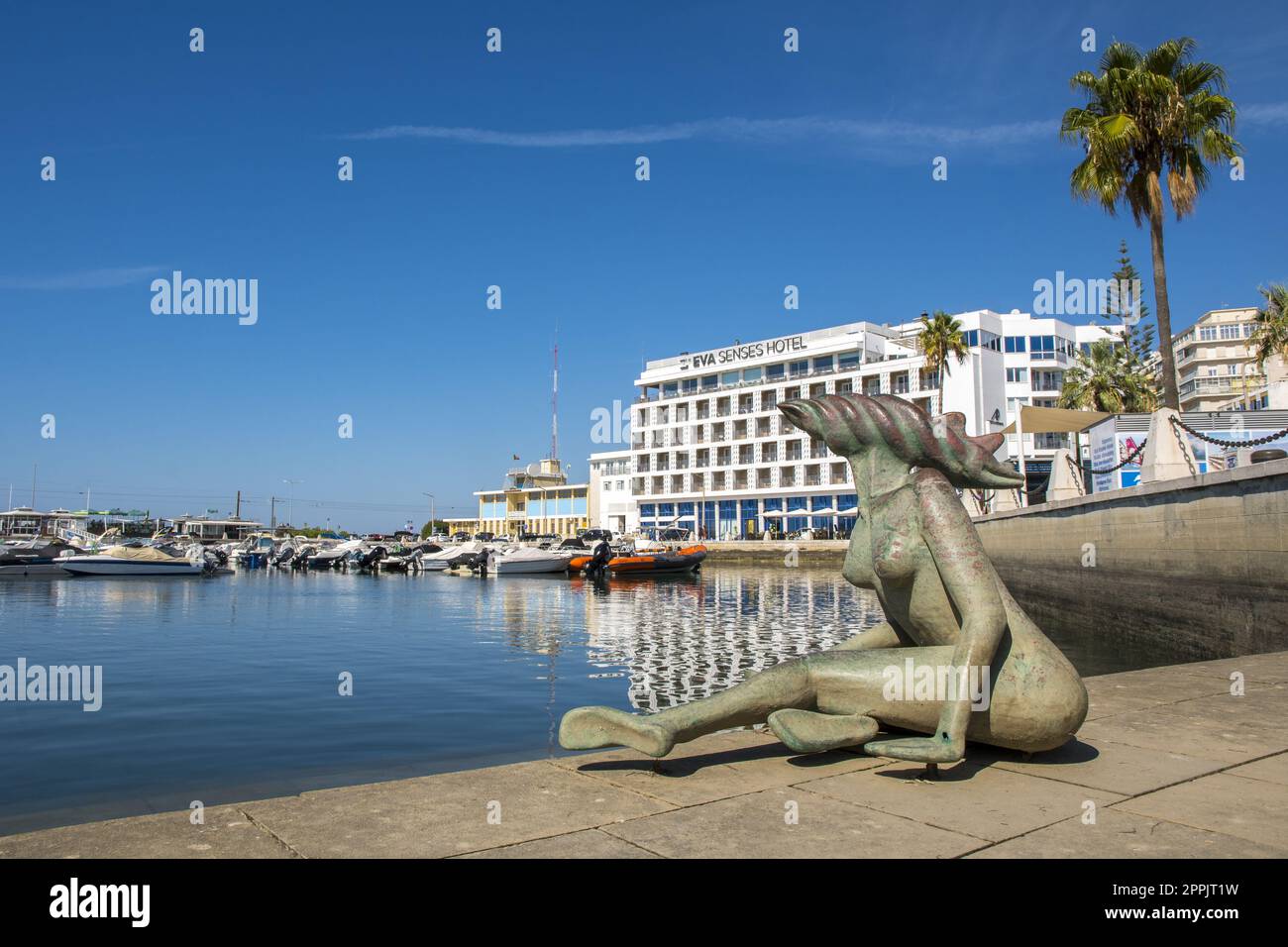 Blick auf das Eva Senses Hotel und die Sereia Statue im Marina District in Faro, Portugal Stockfoto