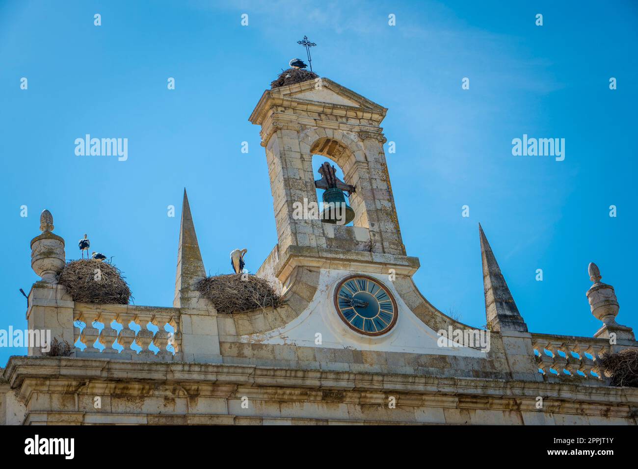 Detailansicht der Architektur von Arco da Vila in Faro, Portugal. Stockfoto