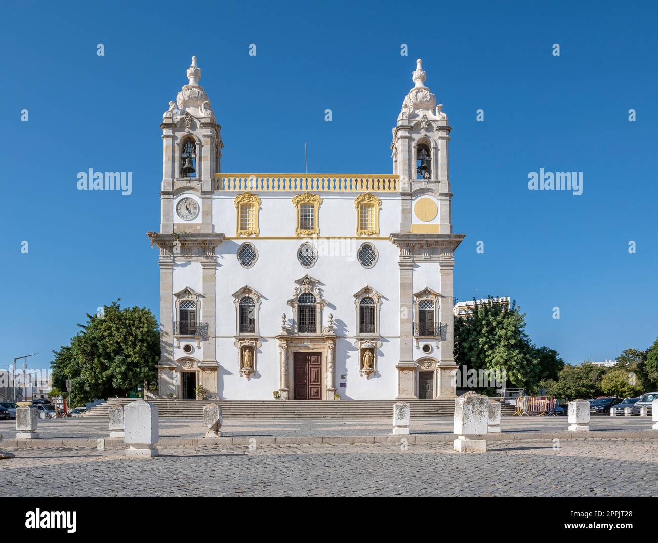 Blick auf Igreja do Carmo, die Heimat von Capela dos Ossos de Faro oder die Kapelle der Knochen. Stockfoto