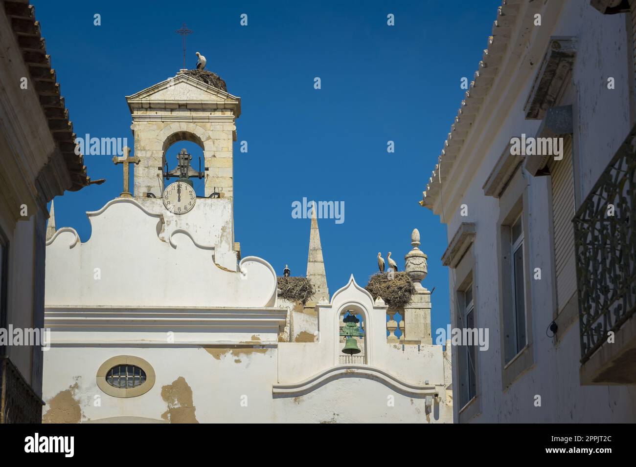 Detailansicht der Architektur von Arco da Vila in Faro, Portugal. Stockfoto