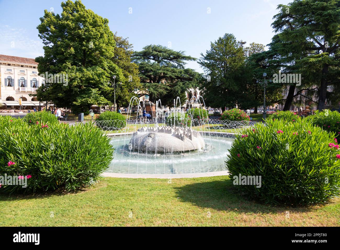 Verona, Italien - Juni 2022: Alpenbrunnen im Garten Piazza Bra. Stockfoto