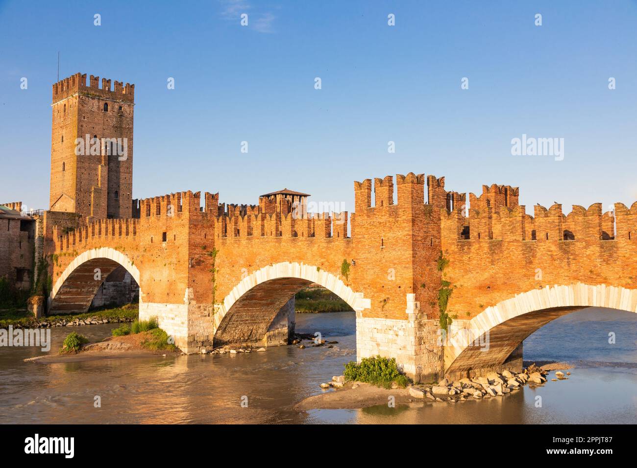 Verona, Italien. Die Castelvecchio-Brücke an der Etsch. Besichtigung der alten Burg bei Sonnenaufgang. Stockfoto
