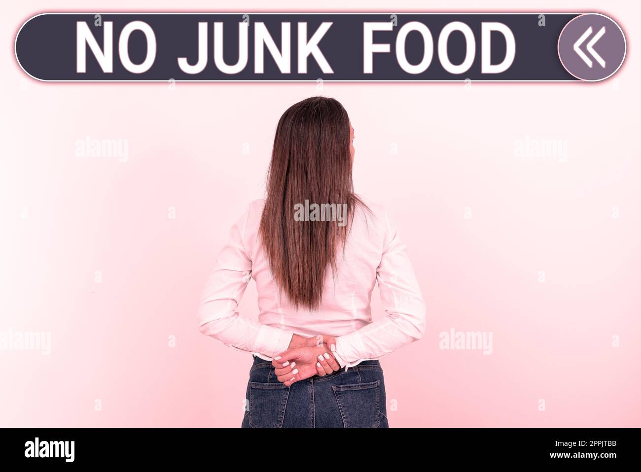 Inspiration mit Schild „No Junk Food“. Konzeptfoto Stop Essen ungesunde Dinge gehen auf eine Diät aufgeben Burger Pommes Stockfoto