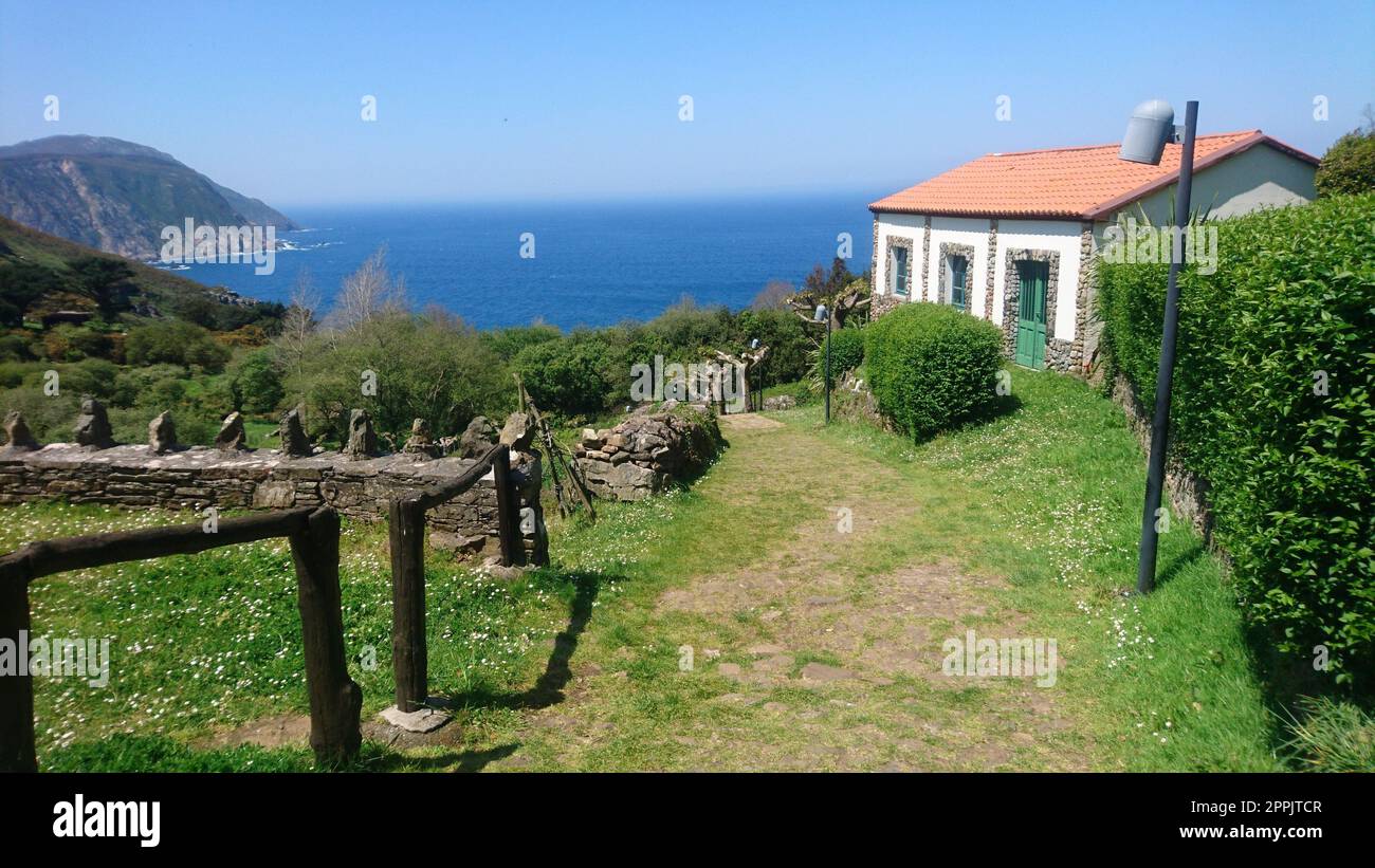 Landschafts- und Architekturblick auf diese Küstenstadt auf den Klippen des Atlantischen Ozeans Stockfoto