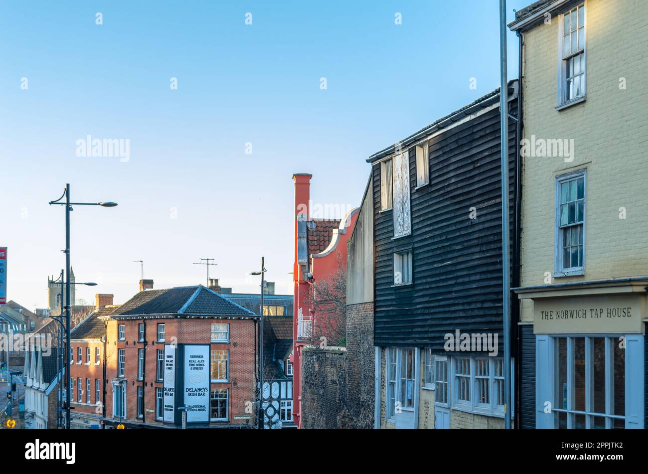 NORWICH, ENGLAND, Vereinigtes Königreich - 29. DEZEMBER 2013: Architektur in der Altstadt von Norwick, Norfolk, England, Vereinigtes Königreich Stockfoto