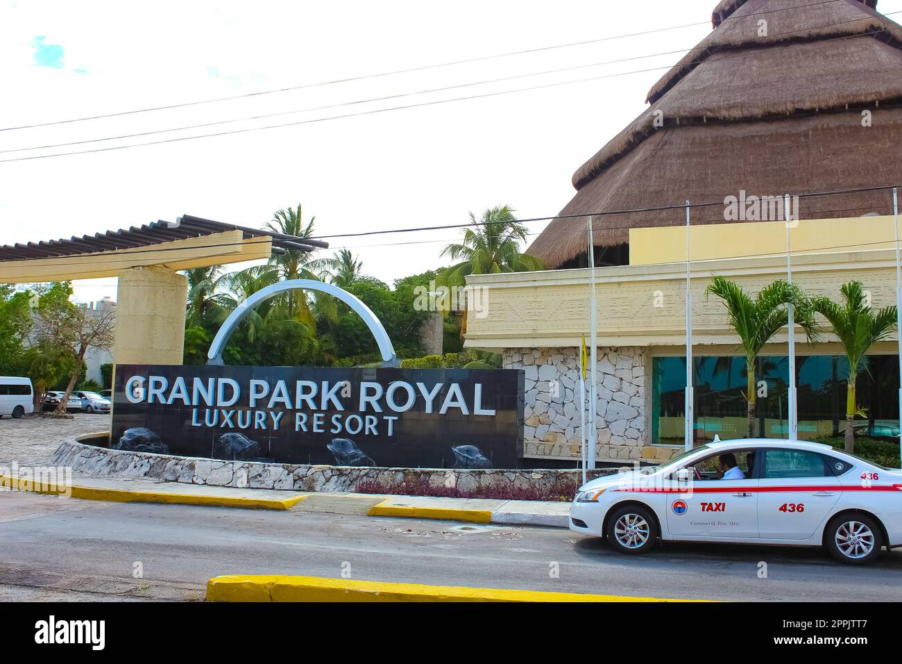 Blick auf die Straße des Grand Park Royal Resort in Cozumel, Mexiko Stockfoto
