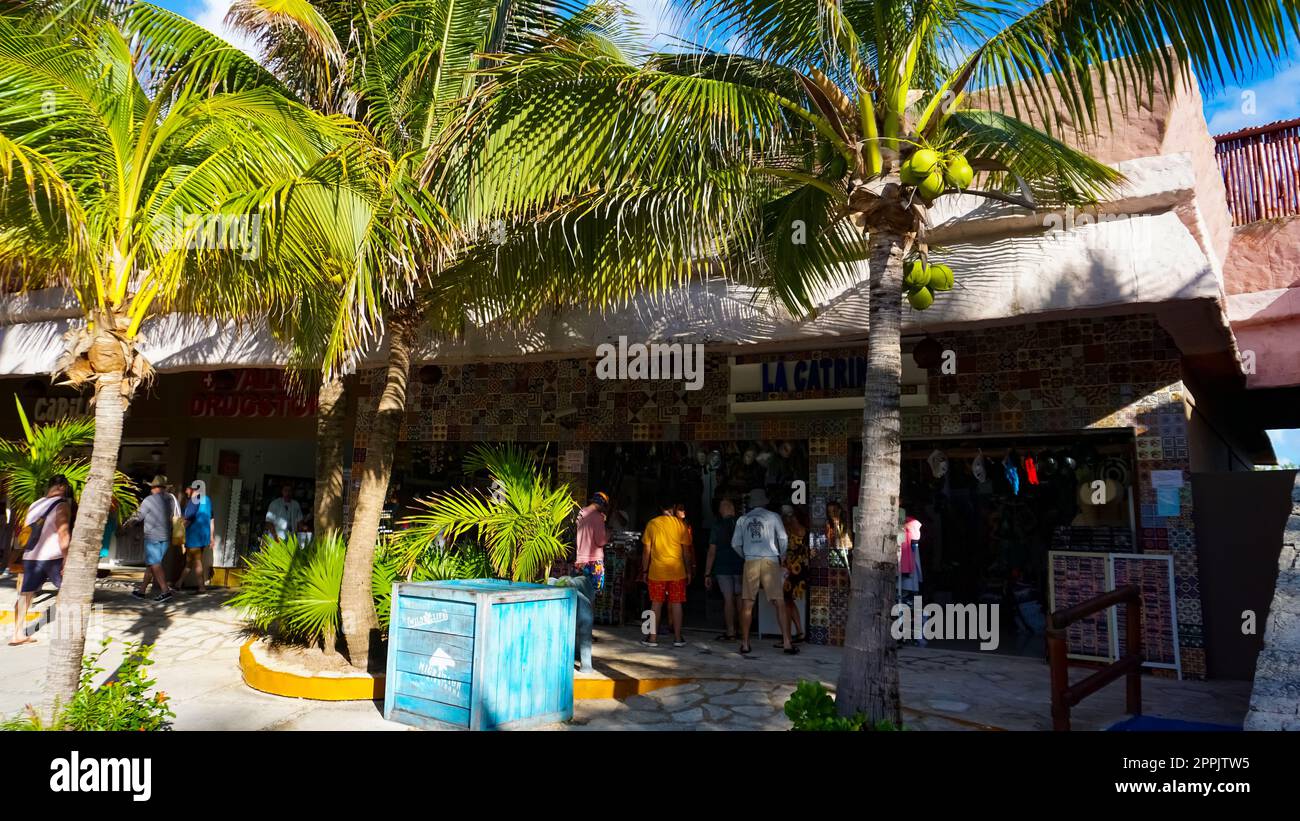 Costa Maya, Mexiko - 24. April 2022 : Einkaufen im Kreuzfahrtterminal oder Hafen der Costa Maya Stockfoto