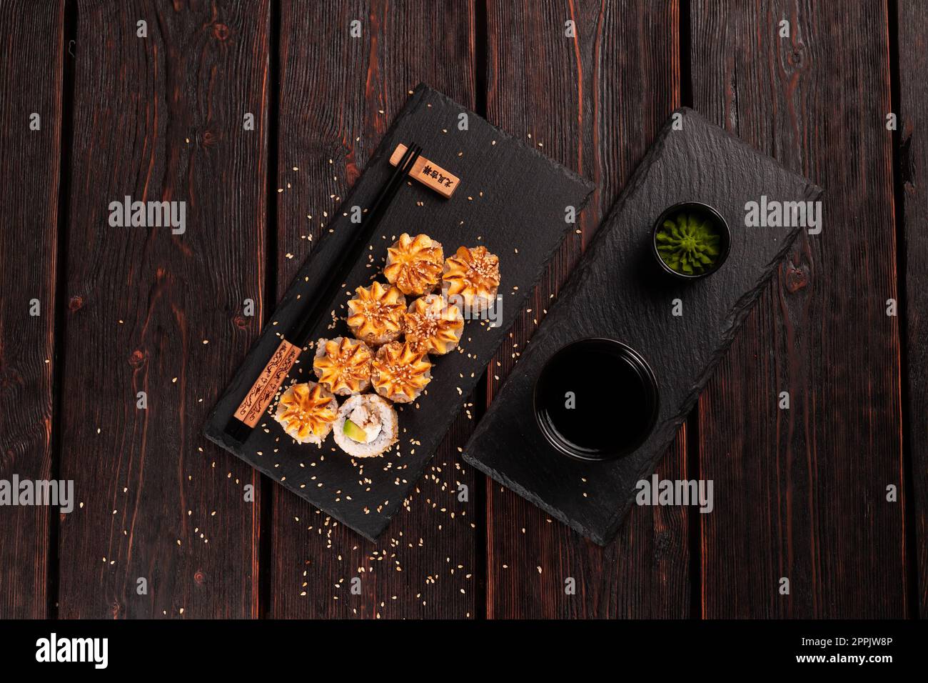 Sushi-Brötchen mit geräuchertem Aal mit Avocado und Blick von oben auf den Käse. Traditionelles, köstliches, frisches Sushi-Brötchen. Sushi-Menü. Japanisches Restaurant. Asiatisches Essen Stockfoto