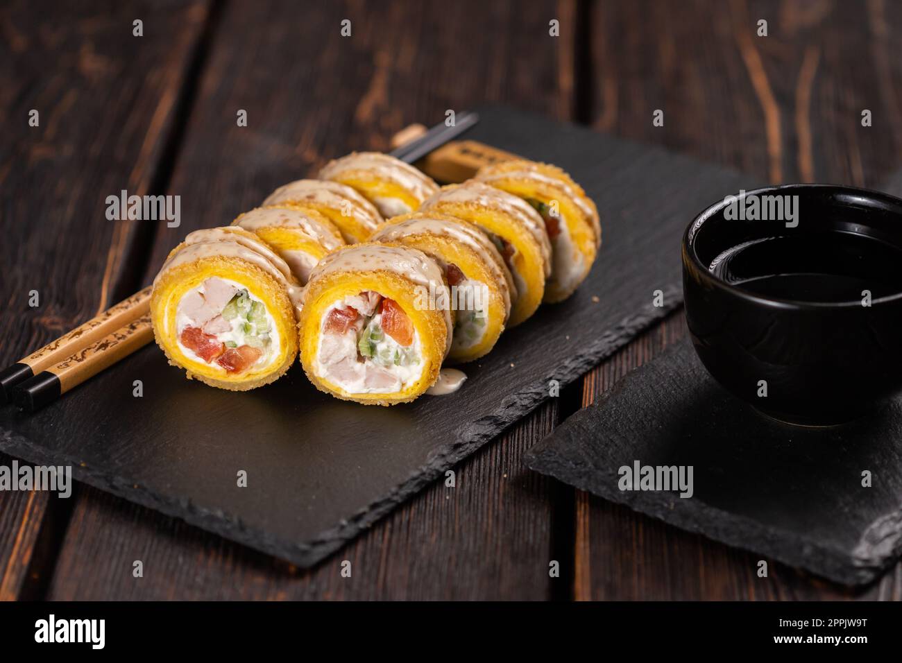 Brötchen Sie mit Fisch, Sushi und Essstäbchen - asiatisch-japanisches Speisenkonzept Stockfoto