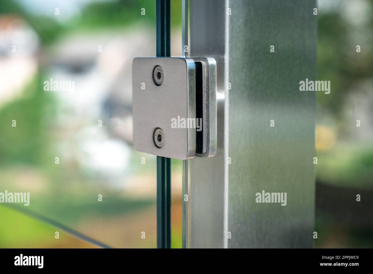 Edelstahlsäule mit Glashalter Stockfoto