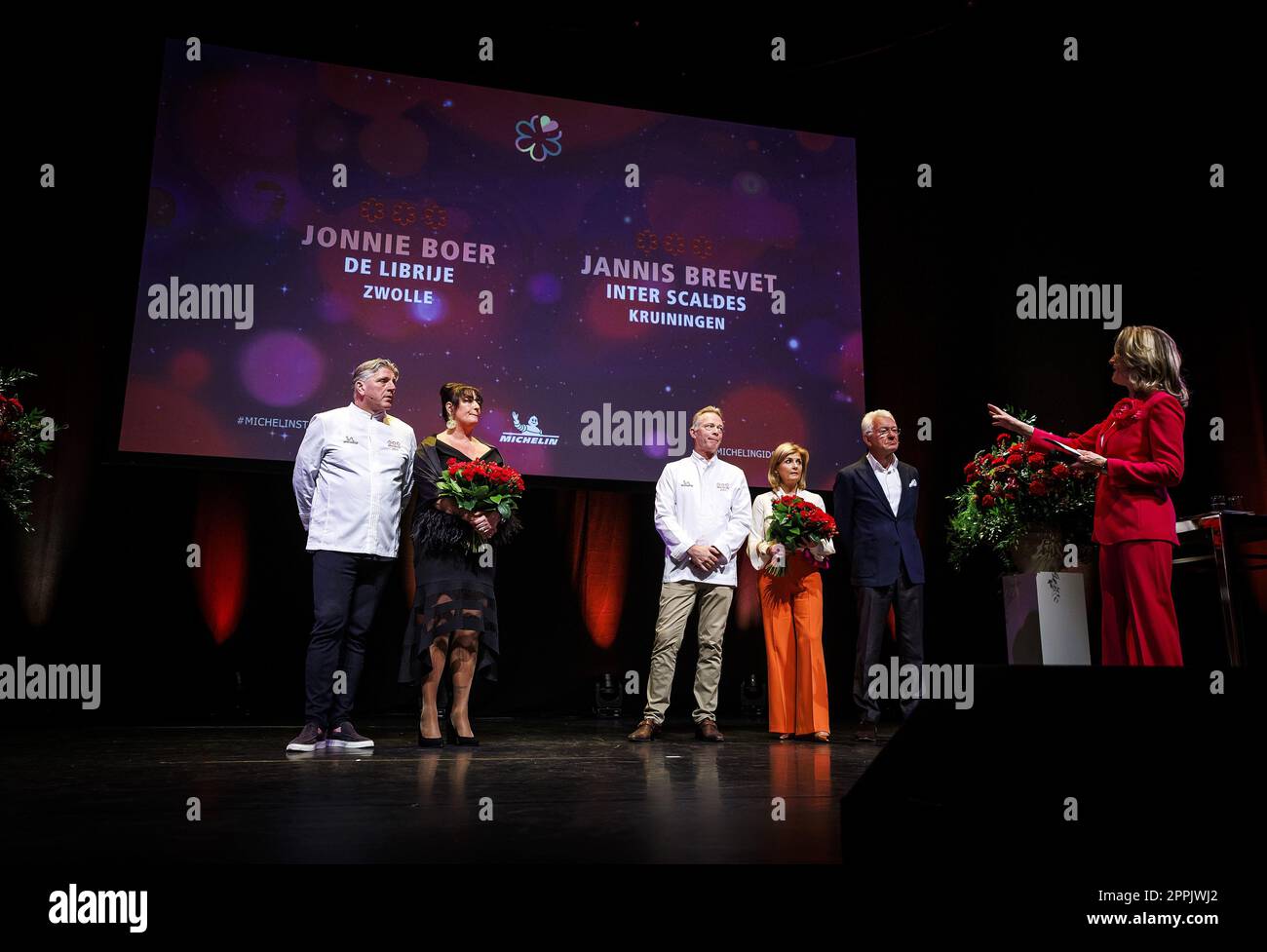 AMSTERDAM - Jonnie Boer van de Librije von Zwolle und Jannis Brevet von Inter Scaldes von Kruiningen gewinnen bei der Bekanntgabe der niederländischen Michelin-Stars im DeLaMar Theater drei Michelin-Sterne. Die Sterne werden an Restaurants vergeben, die eine hohe Wertschätzung für gastronomische Qualität haben. ANP REMKO DE WAAL niederlande raus - belgien raus Stockfoto