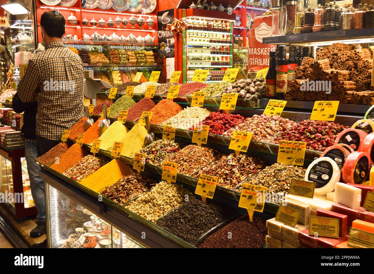 Im Misir Carsisi, das im 17. Jahrhundert erbaut wurde, kaufen Einheimische und Touristen aus verschiedenen Ländern der Welt ein. Spice Section, Istanbul Türkei, november 06 2021 Stockfoto