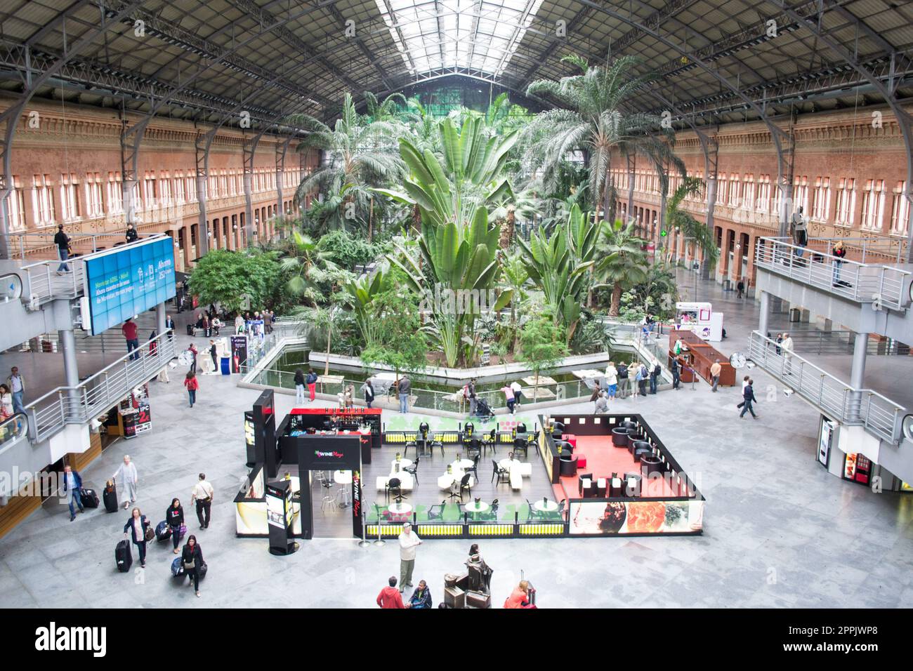 Innenansicht des Bahnhofs Atocha in Madrid Stockfoto