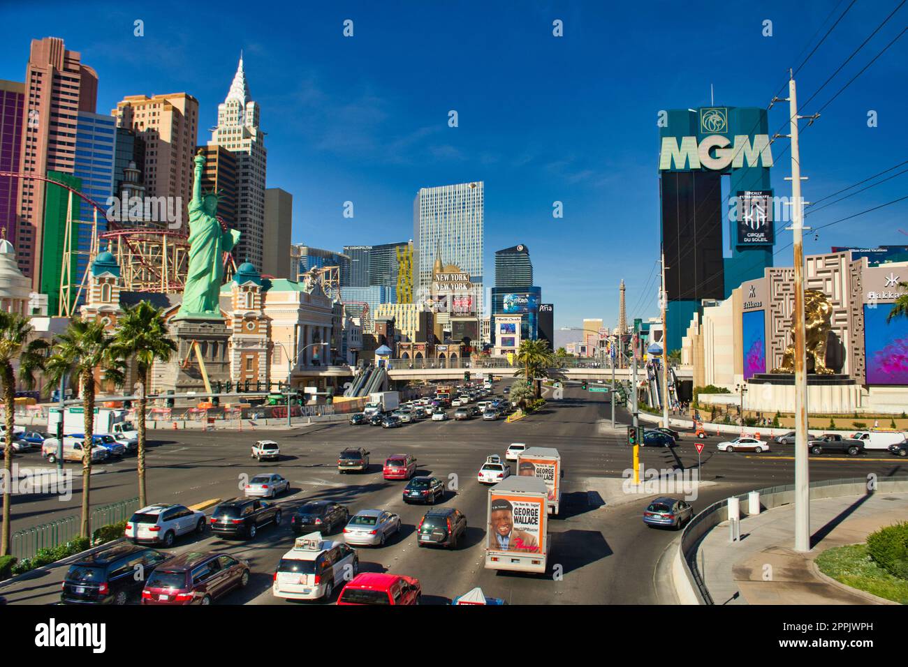 Blick auf den Strip in Las Vegas, Nevada, mit MGM, New York, Hakkasan und Aria Tropicana Avenue Stockfoto