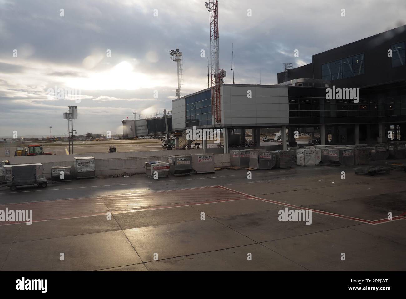 Belgrad, Serbien, 19. Januar 2023. Schuss aus dem Fenster eines Flugzeugs, das sich über den Flugplatz bewegt. Terminals und Gebäude des Flughafens Nikola Tesla in Surcin. Internationale Flüge auf dem Balkan. Stockfoto