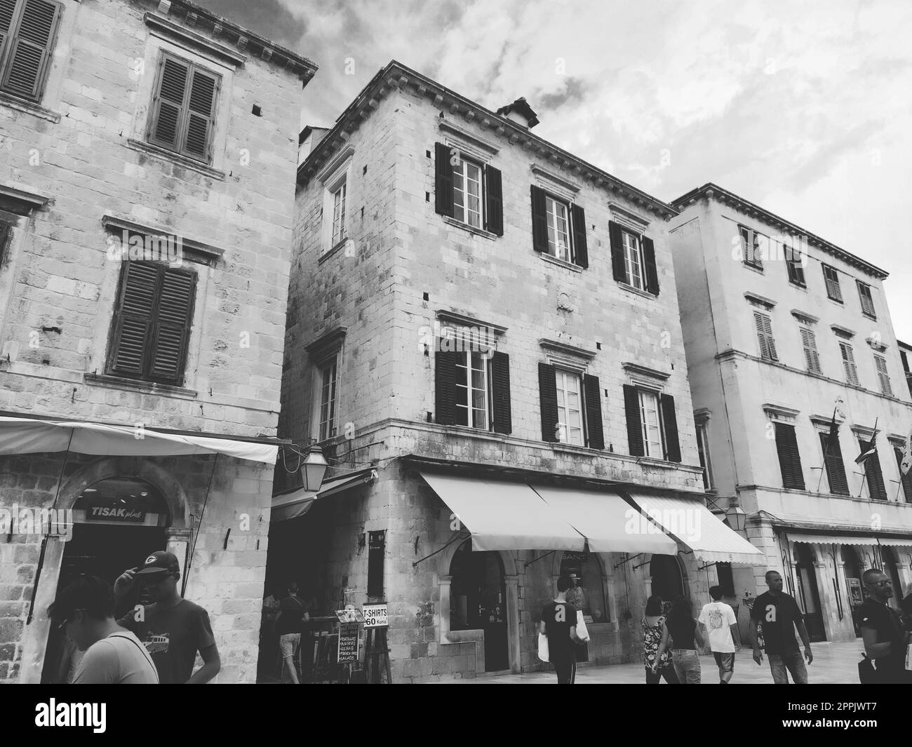 Stradun, Stradone ist die Hauptstraße des historischen Stadtzentrums von Dubrovnik in Kroatien. Architektonische Sehenswürdigkeiten. Ein beliebter Ort für touristische Spaziergänge. Die Leute laufen am 14. August 2022 in Schwarz und Weiß Stockfoto