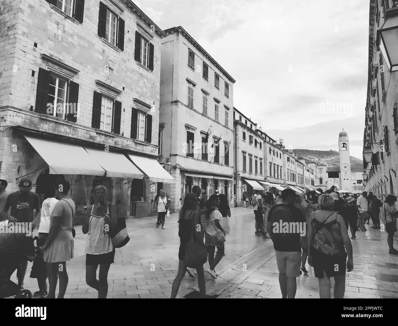 Stradun, Stradone ist die Hauptstraße des historischen Stadtzentrums von Dubrovnik in Kroatien. Architektonische Sehenswürdigkeiten. Ein beliebter Ort für touristische Spaziergänge. Die Leute laufen am 14. August 2022 in Schwarz und Weiß Stockfoto