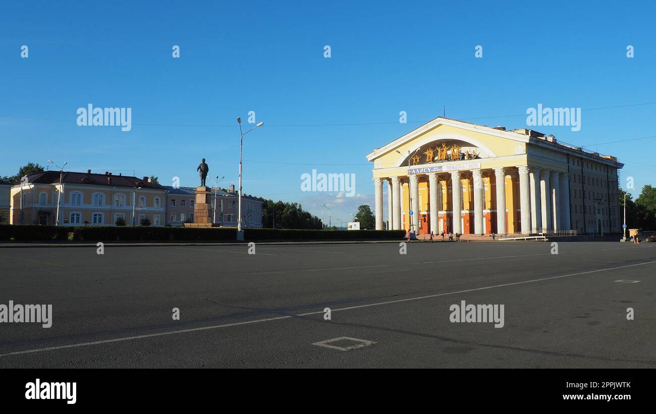 Das Musical Theater der Republik Karelien ist ein Staatstheater in Petrozavodsk. Die Autos fahren am Kirov Square entlang. Menschen laufen, Kinder Rollschuhlaufen auf Asphalt. Denkmal für S. M. Kirov. 3. August 2022 Stockfoto