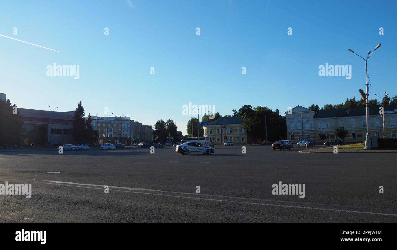 Petrozavodsk, Karelien 3. August 2022. Kirov-Platz, Kreuzung mit der Karl-Marx-Straße und der Kuibyshev-Straße. Das Gebäude des Nationaltheaters der Republik Karelien. Autos und Passanten. Stockfoto