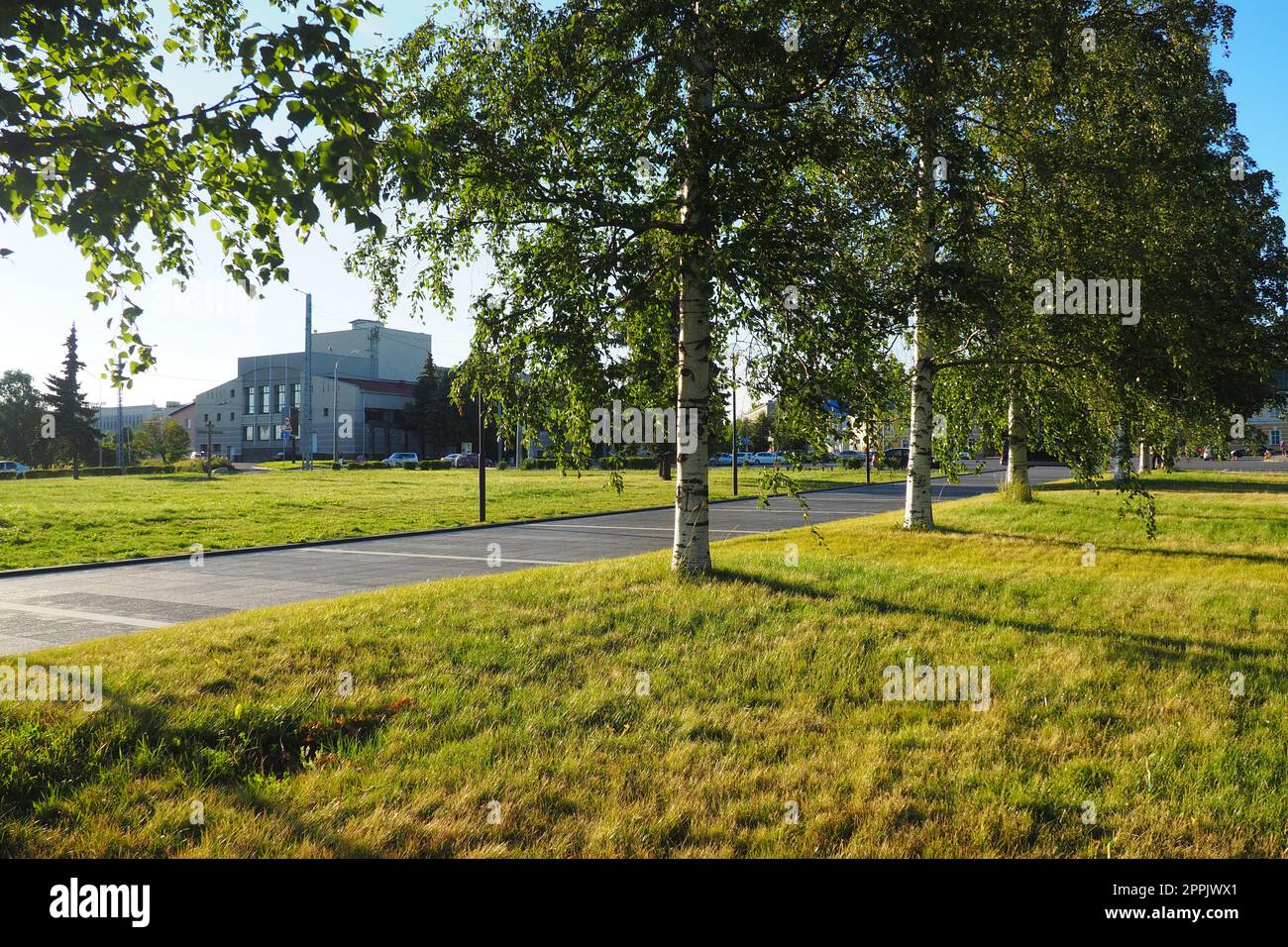 Grüne Birken in der Nähe des Kirov-Platzes Kirovan lagevo Kirovin aukio. Das Stadtzentrum von Petrozavodsk. Die Hauptstadt von Karelien. Veranstaltungsort für die wichtigsten Veranstaltungen und Feierlichkeiten der Stadt 3. August 2022, finnisches Theater Stockfoto