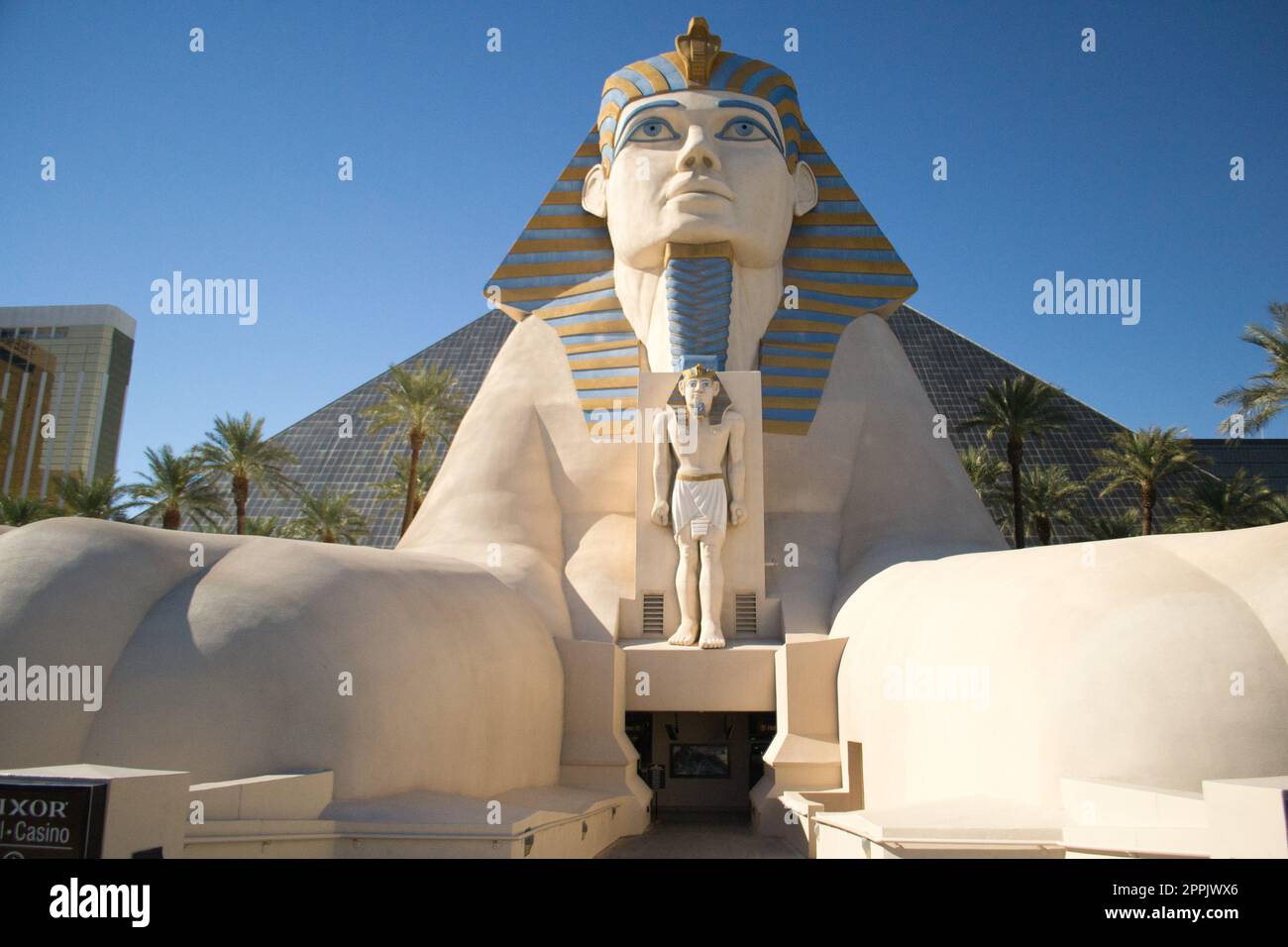 Eingang zum Luxor Hotel Casino und Resort Sphinx in Las Vegas, Nevada, USA Stockfoto